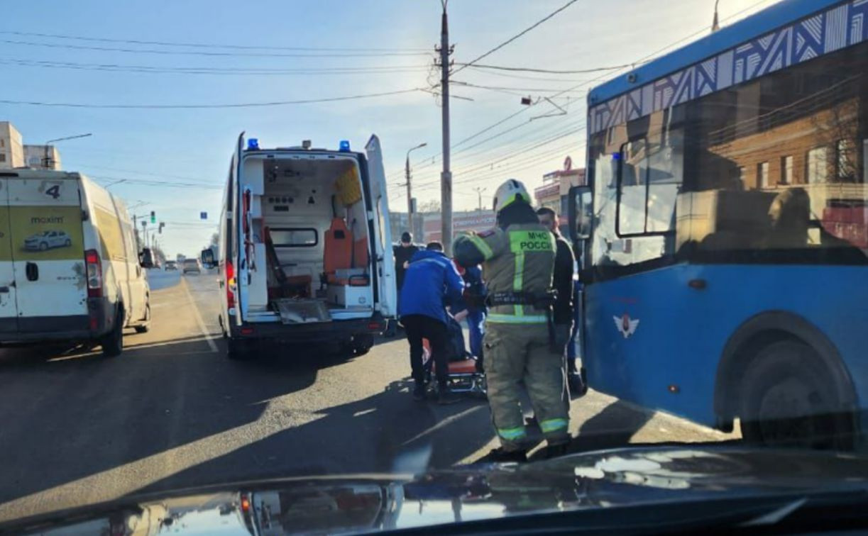 На ул. Металлургов автобус сбил женщину
