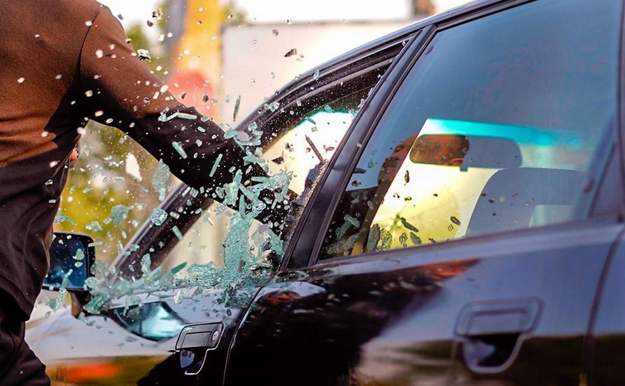 Подрезал на дороге: В Туле водитель разбил ногой стекло в иномарке автохама