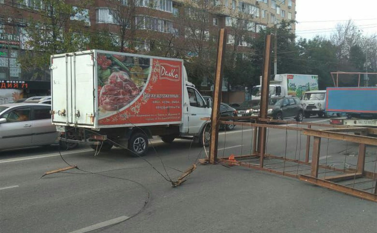 В Туле на проспекте Ленина МАЗ оборвал провода