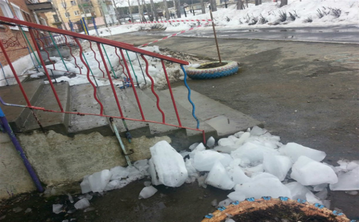 В Щекино упавший с крыши кусок льда едва не убил прохожего