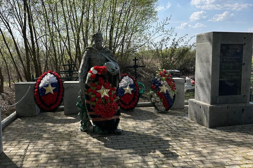 «Оргсинтез» привел в порядок воинские мемориалы в Знаменке и Богдановке