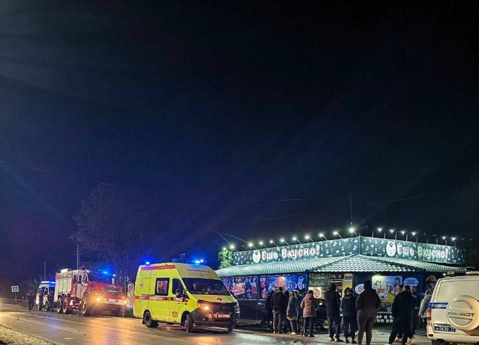 В Щёкино Mazda въехала в киоск с шаурмой