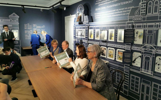 Владимир и Екатерина Толстые погасили почтовые марки в честь 100-летия музея «Ясная Поляна»