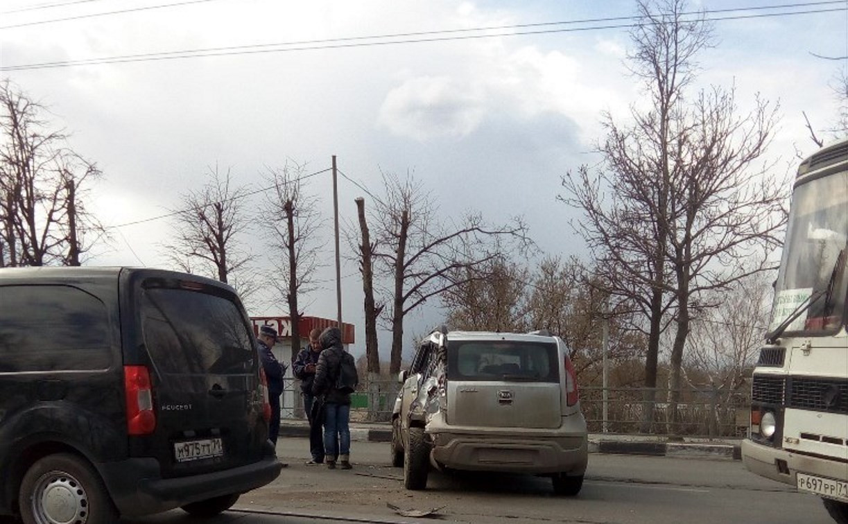 На Пролетарском мосту в ДТП попал пассажирский автобус