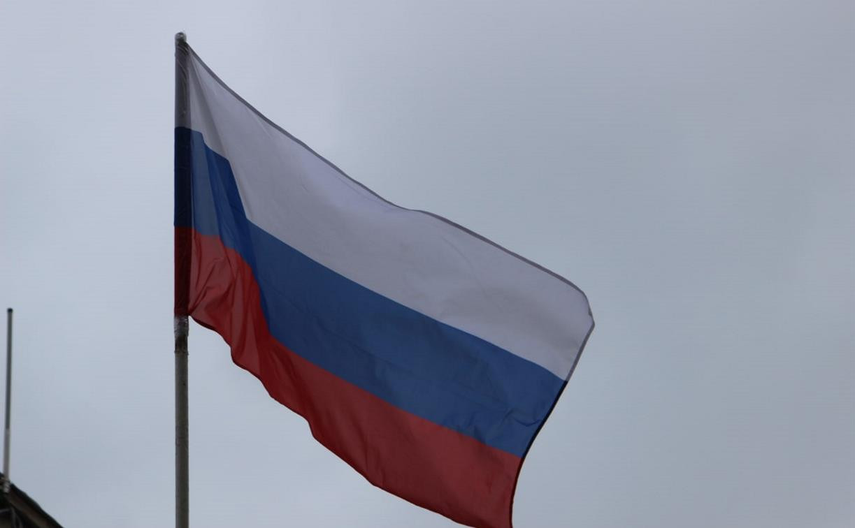 На закупку флагов и гербов РФ для школ Тульской области выделено 47 млн рублей 