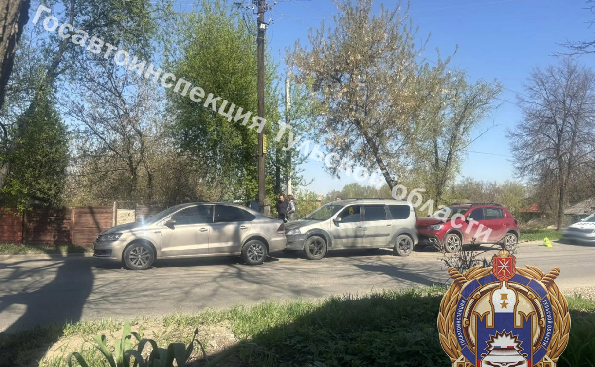 В Туле автоледи на Renault забыла про дистанцию и собрала «паровоз» из легковушек