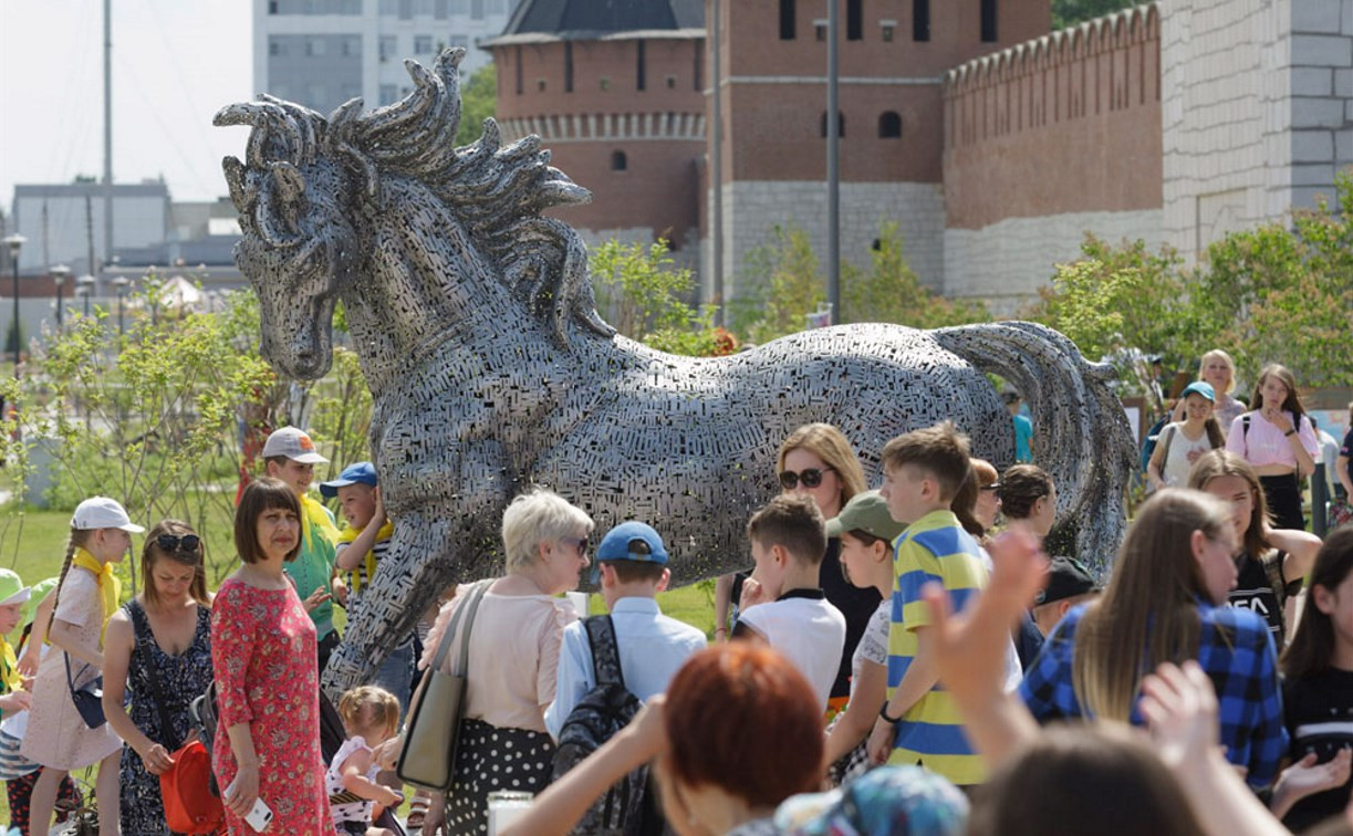 На Казанской набережной в Туле установили стального коня из 14 тысяч букв