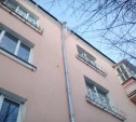 Огромная сосулька нависает над входом в детскую поликлинику на улице Металлургов