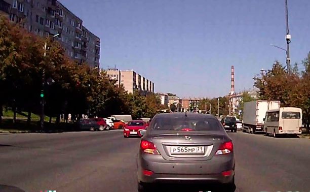 На ул. Фрунзе водитель поленился проехать перекресток, чтобы не нарушить ПДД