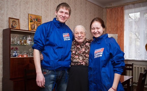Тульская молодежь помогает пожилым людям в работе по дому