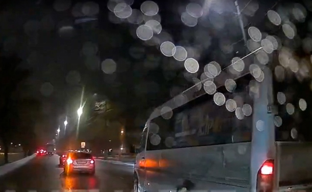 На ул. Кирова водитель маршрутки не захотел ехать в своей полосе