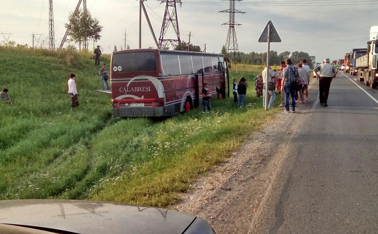 На трассе «Крым» под Тулой произошла авария с участием двух фур и автобуса
