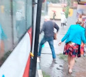 В Туле водитель автобуса во время ливня высаживал пассажиров в лужи и на газон