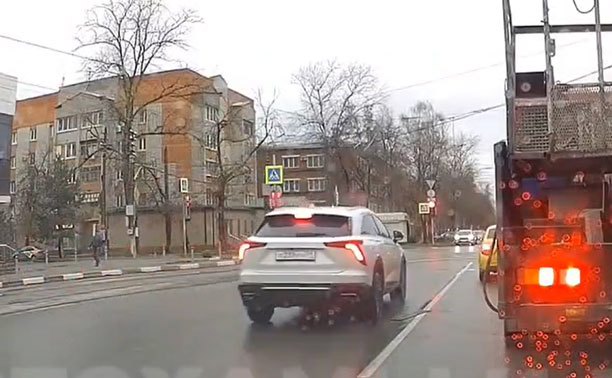 На ул. Болдина водитель дерзко промчал по встречке