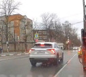 На ул. Болдина водитель дерзко промчал по встречке