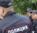 В Новомосковске парень, чтобы покорить девушек, сбил камеру в конюшне и избил полицейского