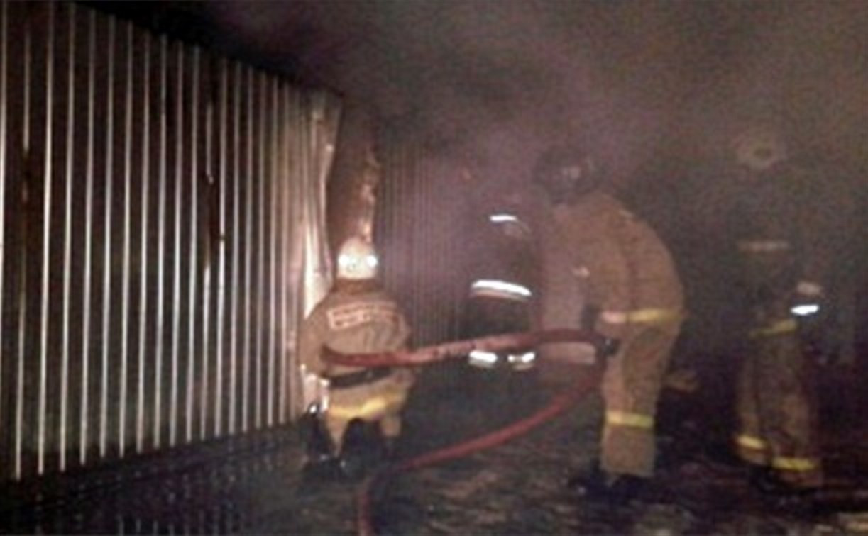Пожарные спасли 11 человек из горящей бытовки в Новомосковске