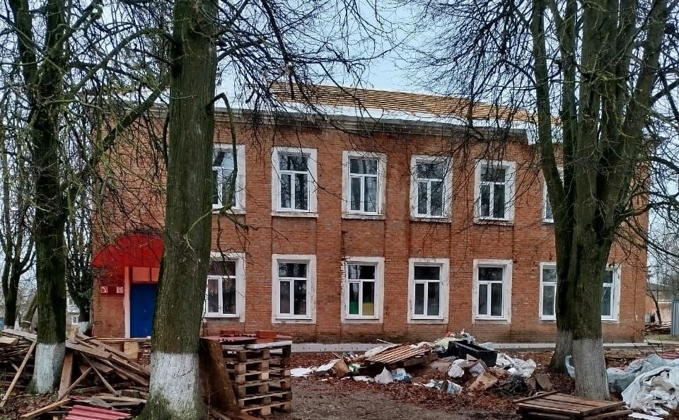 В Новогуровском строители разобрали крышу больницы: палаты и кабинеты заливают дожди