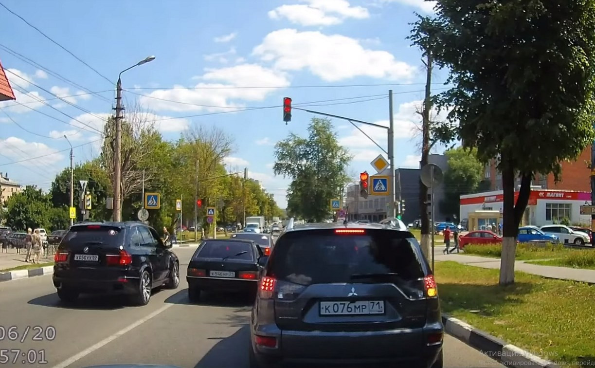 В центре Тулы водитель BMW с «блатными» номерами ездил по встречной полосе: видео