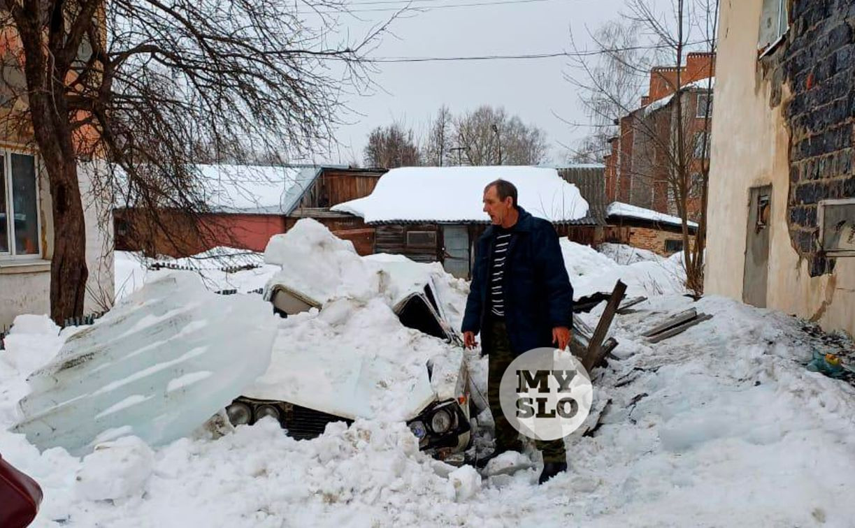 «Не знаю, как жив остался!»: снежная глыба раздавила легковушку с водителем внутри