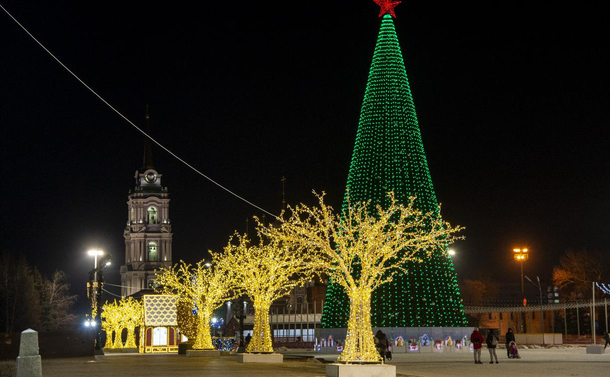 На главной площади Тулы зажглись новогодние огни: фоторепортаж