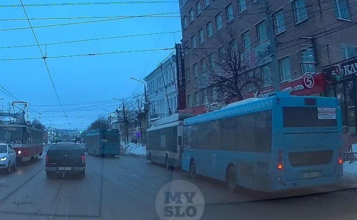 На ул. Октябрьской в Туле из-за ДТП встали троллейбусы