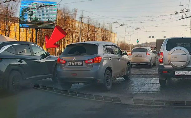 На пр. Ленина водитель кроссовера не захотел ехать по ПДД