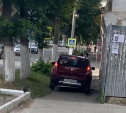 «Накажи автохама»: в Богородицке калужанин на Renault нагло проехался по тротуару