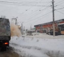 Снегоуборочные трамваи разбушевались: лавину грязного снега «поймали» водители в Мясново