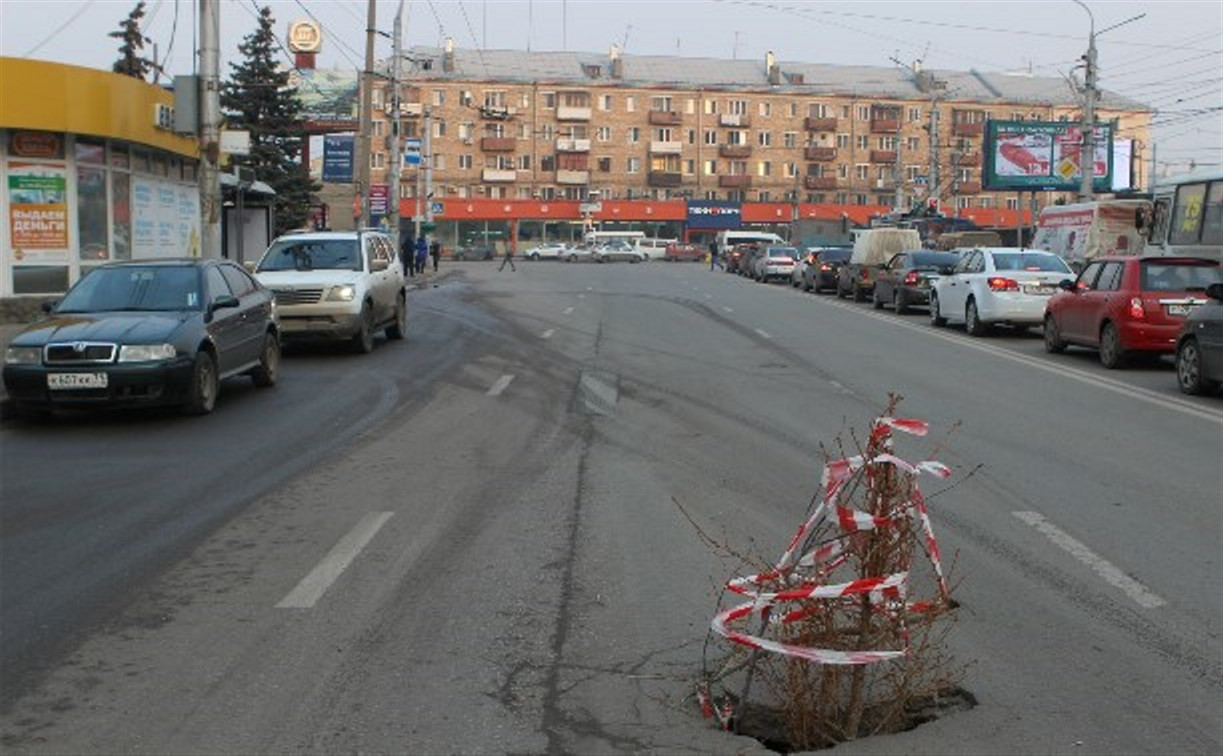 На Красноармейском проспекте рядом с 16-этажкой провалился асфальт