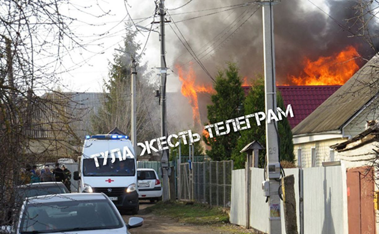 В Щекино на улице Красноармейской загорелся жилой дом