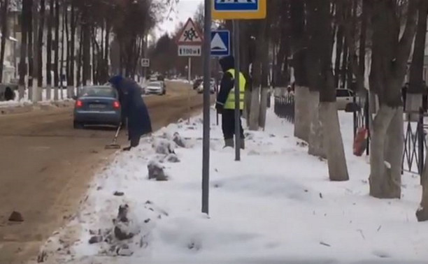 В Щёкино дороги от снега чистят швабрами и клюшками