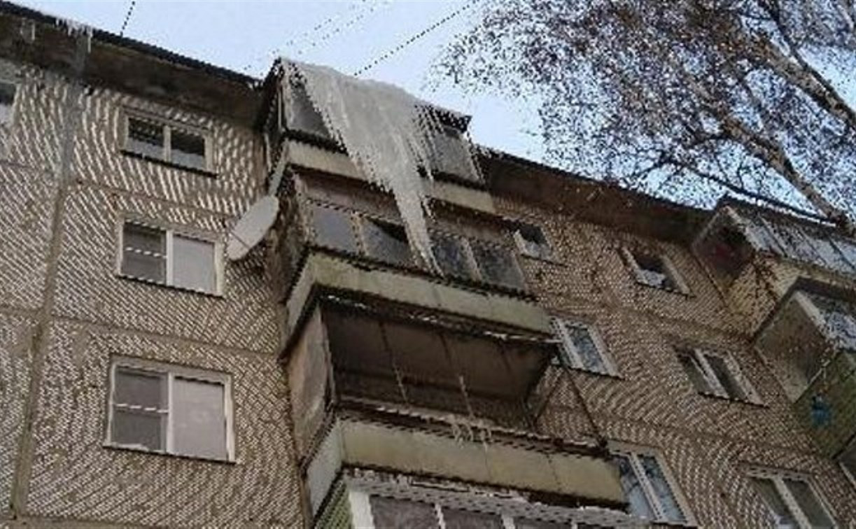 Администрация Пролетарского района поможет пожилой женщине сбить сосульку на балконе