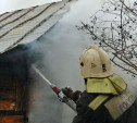 В тульском Скуратово загорелся частный дом: фоторепортаж