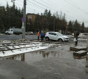 Увязшая в щебенке на проспекте Ленина KIA заблокировала движение трамваев