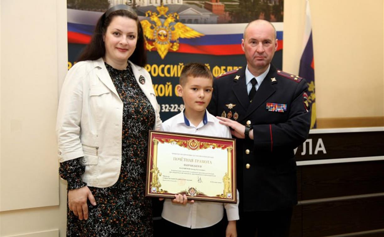 Глава МВД Колокольцев наградил школьника, который нашел сумку с деньгами и медалями ЧВК «Вагнер»