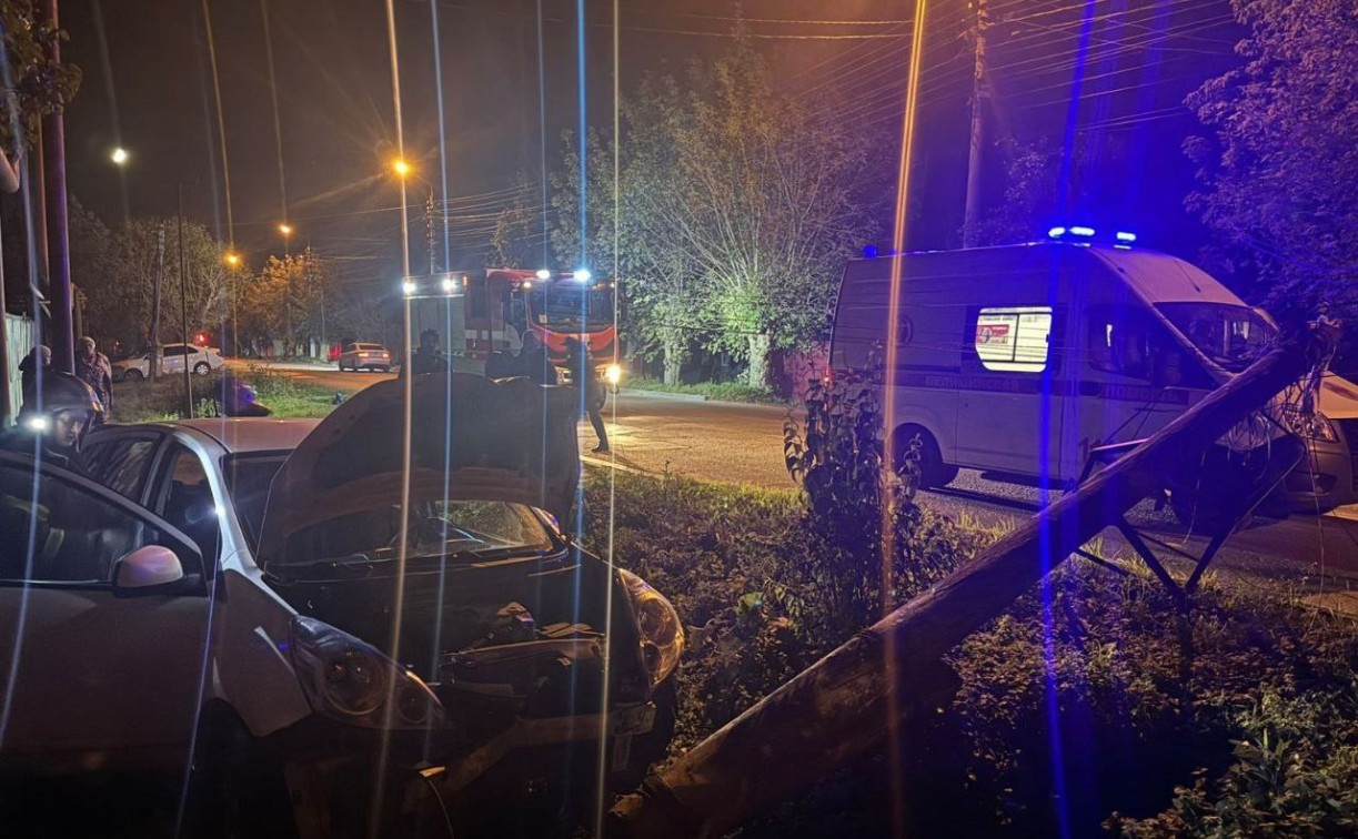 Смертельное ДТП в Туле: женщина на Nissan врезалась в водопроводную колонку и столб