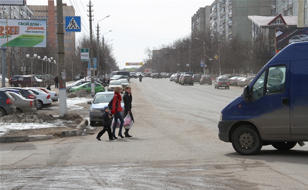 В центре Тулы под колеса авто попали две девушки