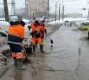 Пять бригад коммунальщиков устраняют подтопления на улицах Тулы
