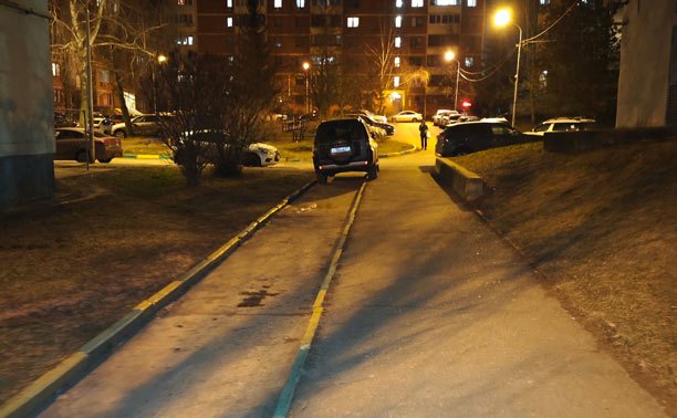 На Зеленстрое водитель спокойно паркуется на тротуаре