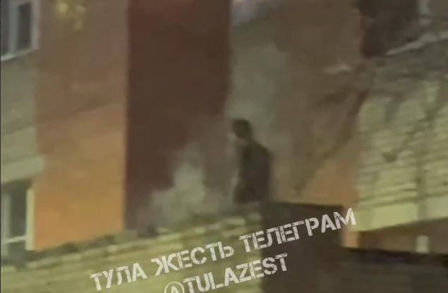 В Туле мужчина жарил шашлыки на козырьке подъезда на Пушкинской 