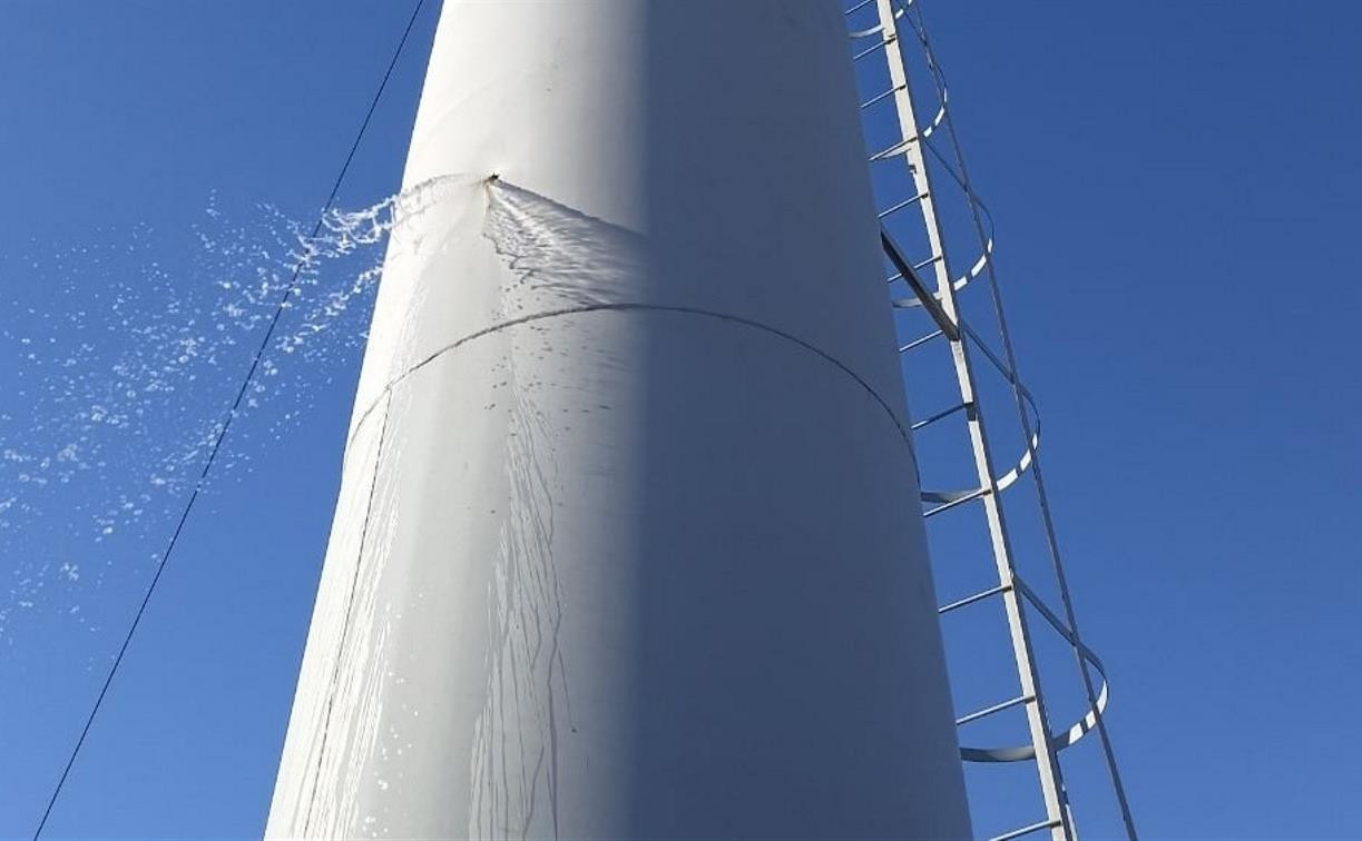 Кто-то повредил новую водонапорную башню в Кондуках: администрация обратилась в полицию
