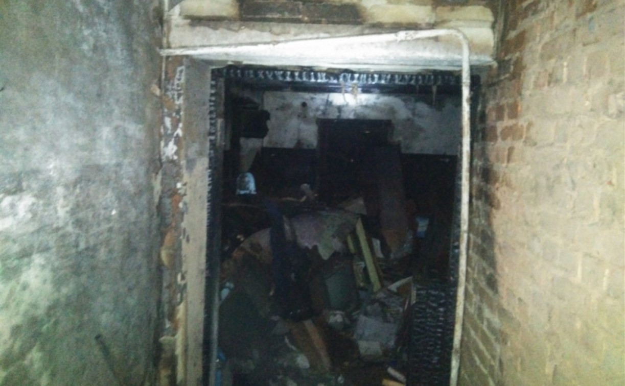 Пожар в пятиэтажке Донского: С верхнего этажа по лестнице вывели двух человек