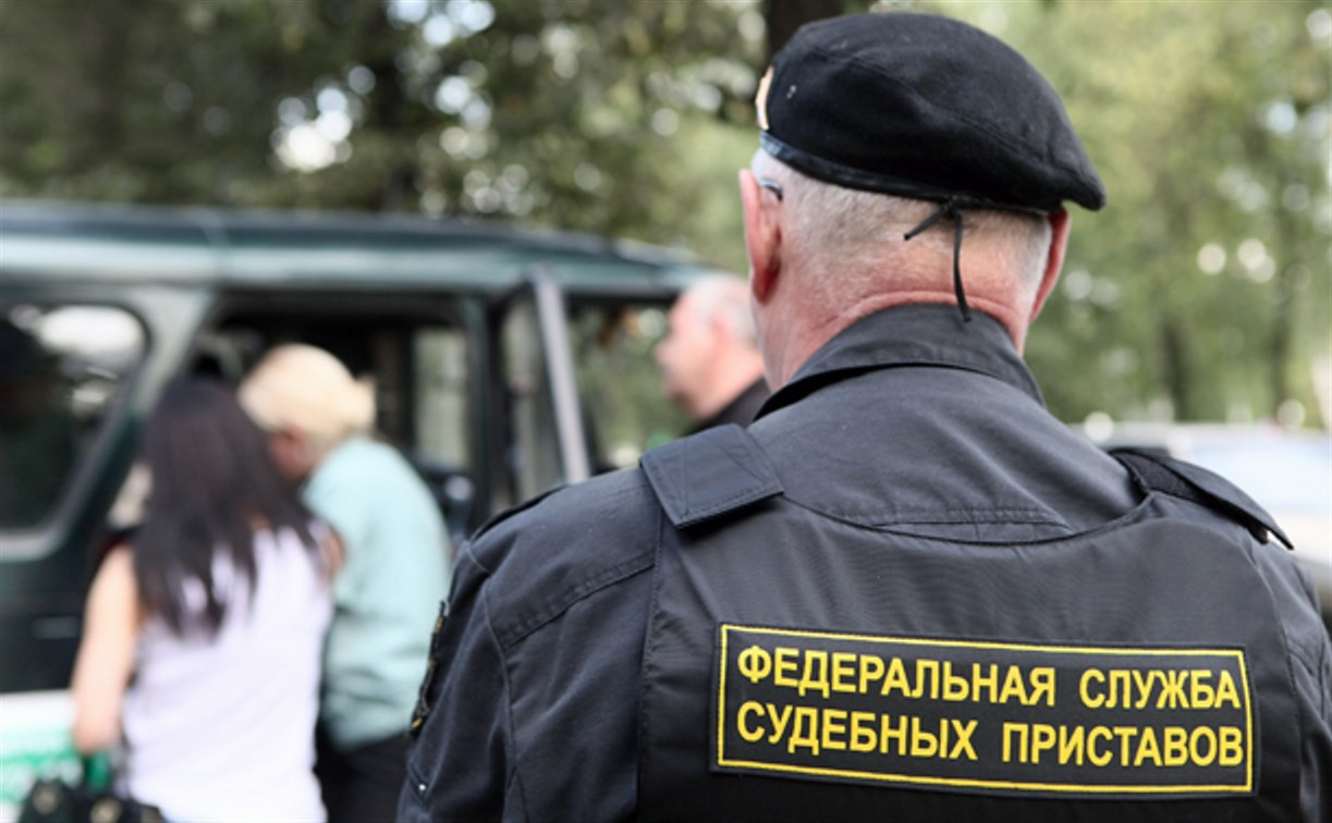 В Новомосковске мужчина напал на судебного пристава