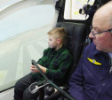 Новогоднее желание сбылось: юный туляк полетал на тренажере вертолета «Авиалесоохраны»