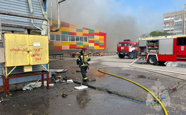 На рынке в Новомосковске загорелось здание