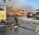 На рынке в Новомосковске загорелось здание