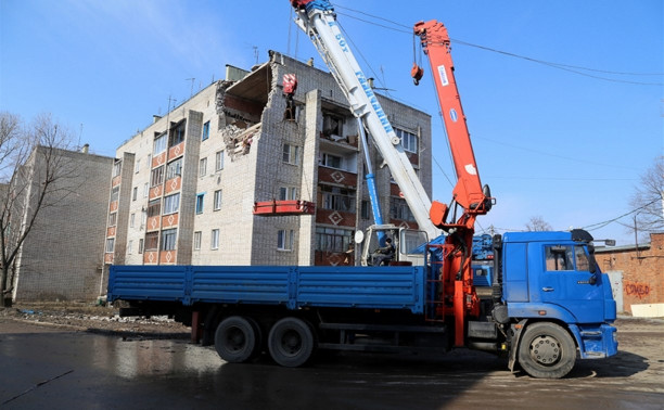 Спасатели снимают плиты перекрытия с поврежденного взрывом дома в Ясногорске