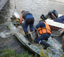 Спасатели подняли затонувшую в Оке после столкновения с баржей моторную лодку. Люди пока не найдены 