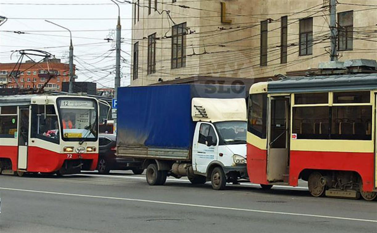 На ул. Советской ГАЗель неосторожно «пристроилась» к трамваю